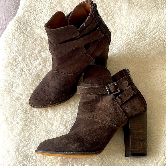 Chinese Laundry Shoes - Chinese Laundry dark brown ankle bootie size 8.5